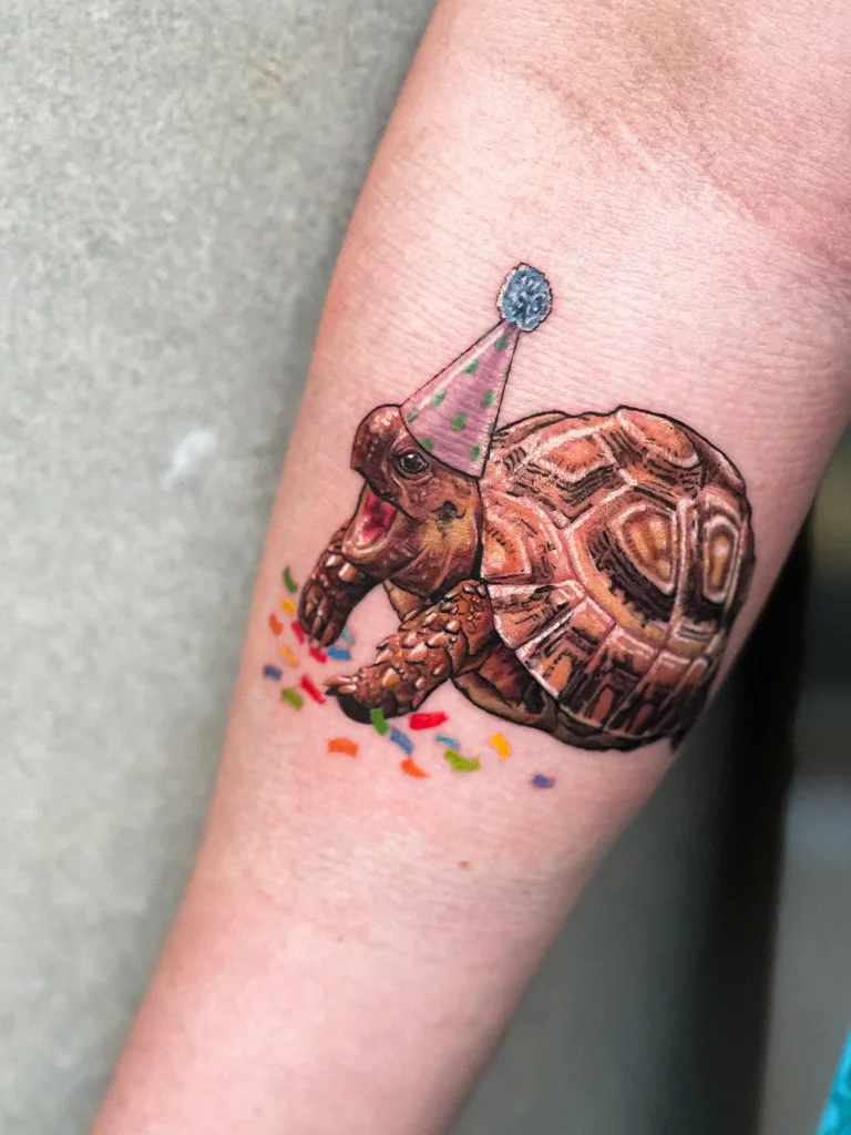 Tatovering med motiv af skildpadde med en festhat på